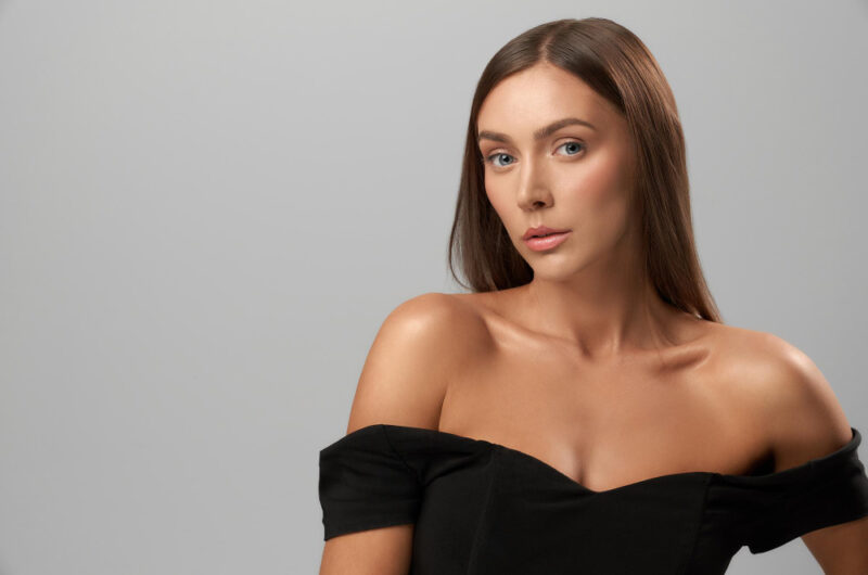 Kolor włosów do szarych oczu – jak wybrać odpowiedni?