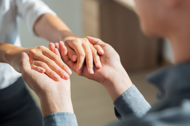 Dotyk mężczyzny – co może oznaczać? Kocha czy nie kocha?