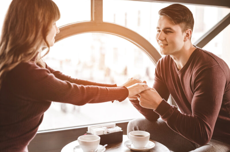 Co to znaczy gdy facet wpatruje się w kobietę? 10 powodów