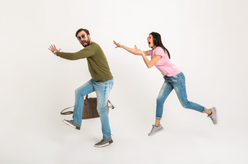 Zakochany facet wycofuje się z relacji – co robić? 6 przyczyn i rozwiązań