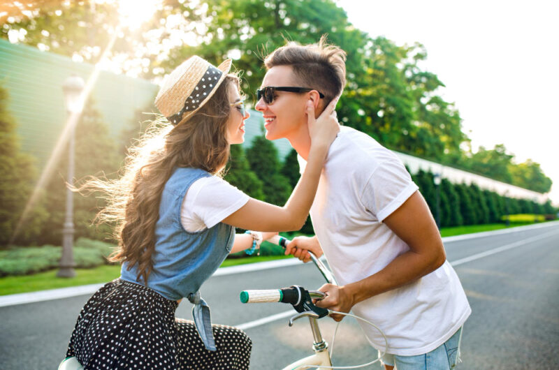 Pierwszy pocałunek – kiedy i jak przeżyć tą romantyczną chwilę?