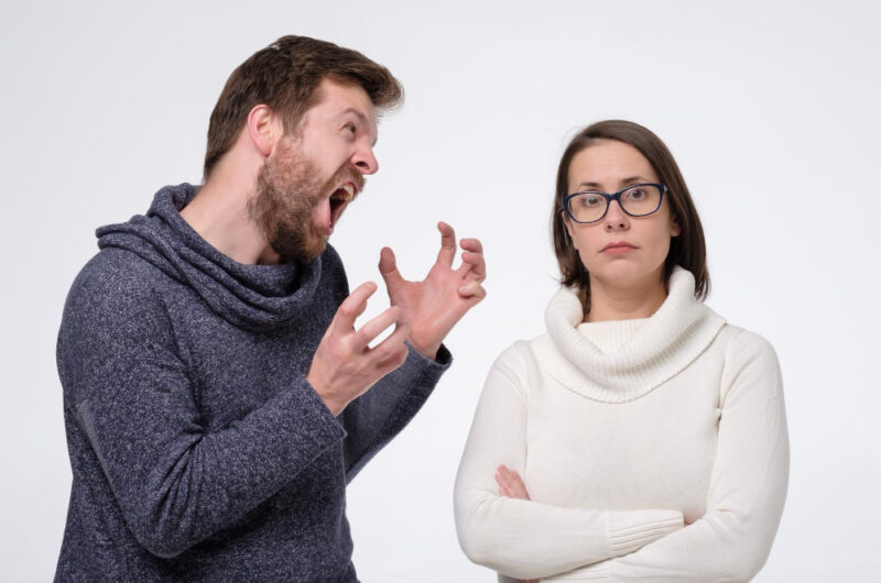 Toksyczny facet – jakie ma cechy? 10 sygnałów, które ułatwią Ci rozpoznanie