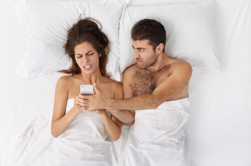 Objawy chorobliwej zazdrości faceta – 15 najczęstszych sygnałów