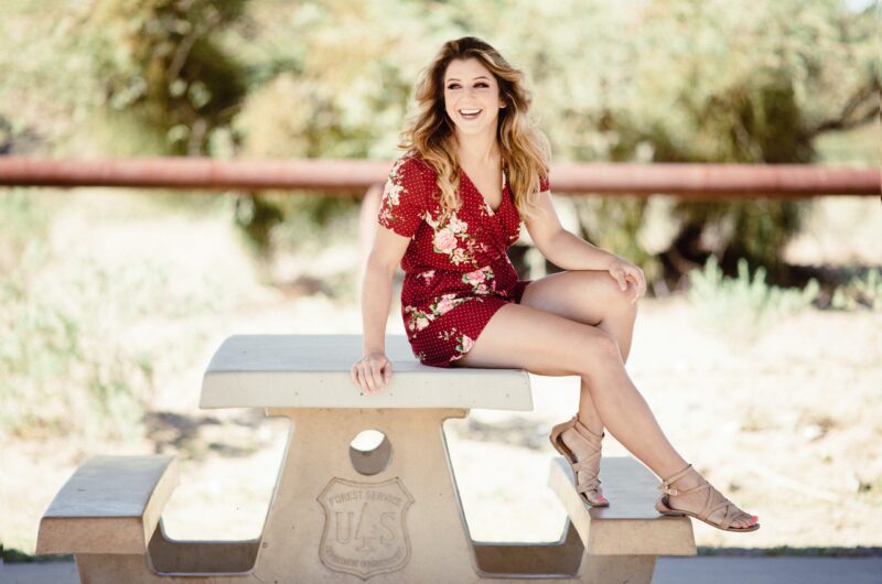 Kombinezon damski – idealny wybór na lato. Jak dopasować go do typu sylwetki?