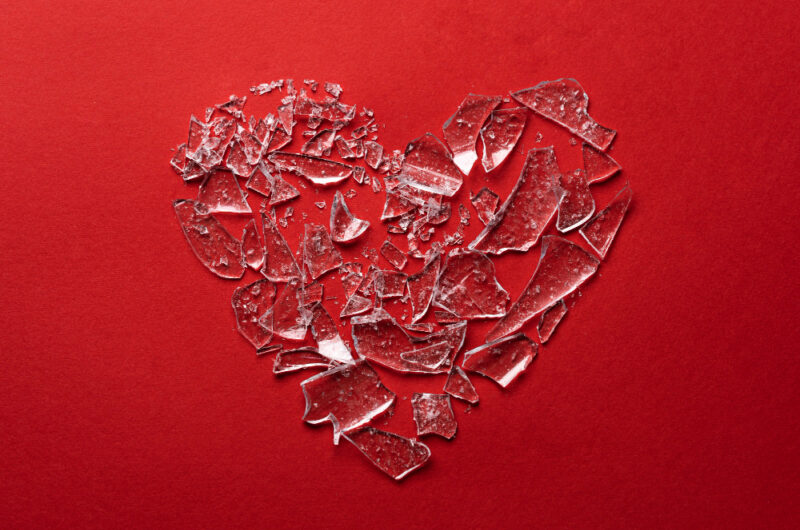 Złamane serce – jak sobie z nim poradzić? Objawy i leczenie