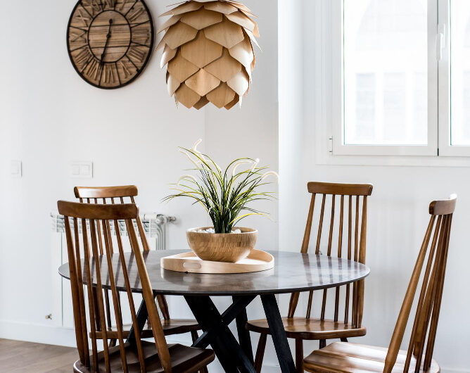 3 pomysły na stół z drewnianym blatem i czarnymi nogami: w stylu loft, hygge i mid-century