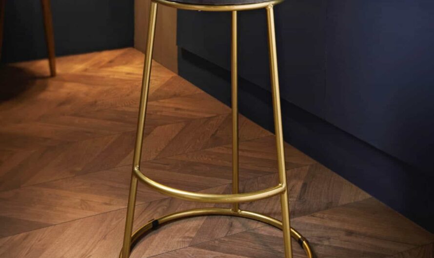 Wybieramy hokery do kuchni w stylu glamour. Czym się kierować?