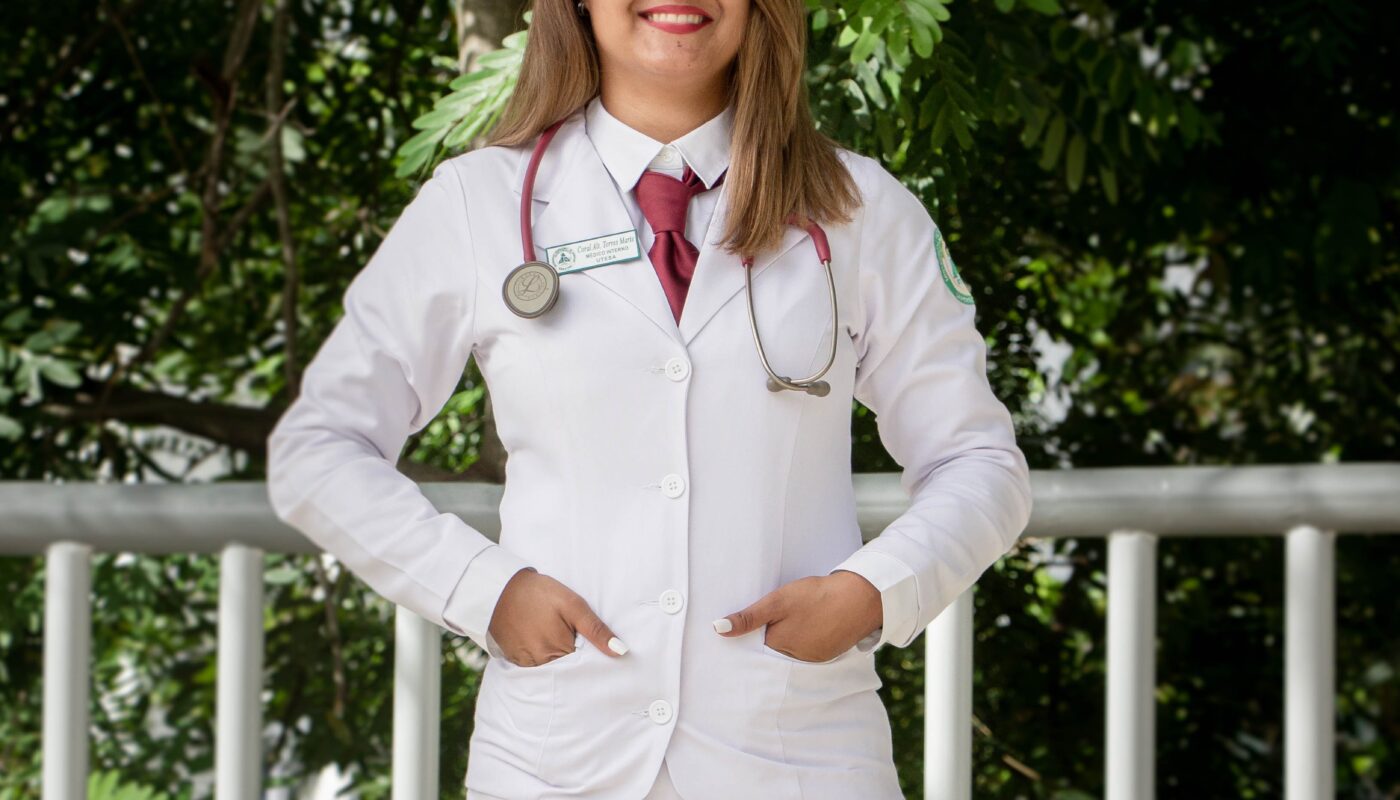 kobieta w stroju medycznym