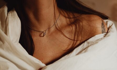 kobieta z wisiorkiem na szyi