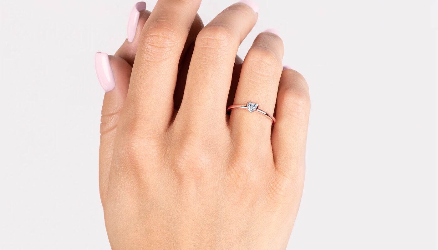 pierscionek na dloni