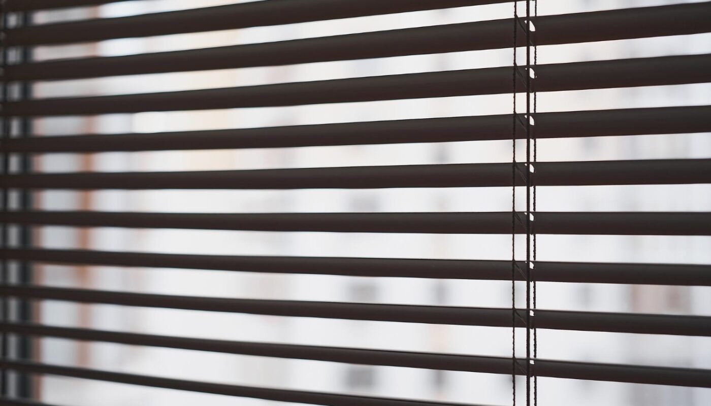 zaluzje-weneckie-w-tle-ochrona-przed-sloncem-i-tworzenie-przyjemnej-atmosfery-pomysl-na-tlo-lub-tlo (1)