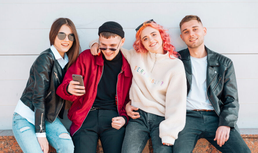 Stylowy przewodnik po młodzieżowych sklepach odzieżowych – jakie ubrania są teraz na topie?