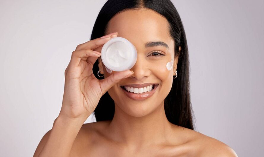 Kremy pod oczy dla młodej i dojrzałej skóry – jak wybrać odpowiedni?