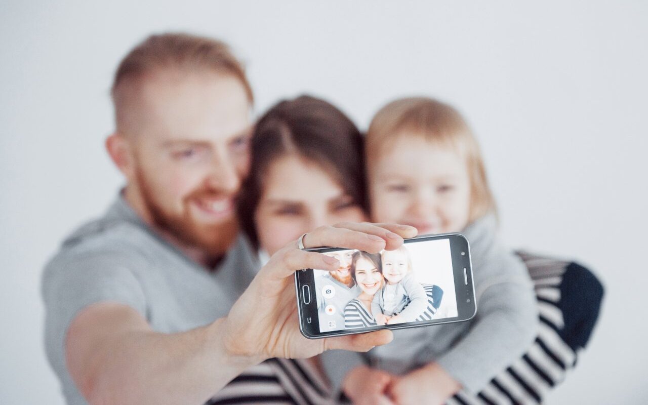 Jak uporządkować zdjęcia w telefonie i zachować rodzinne wspomnienia