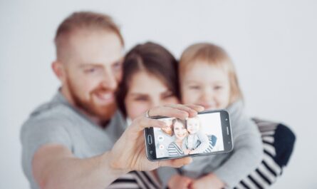 Jak uporządkować zdjęcia w telefonie i zachować rodzinne wspomnienia