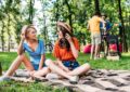 Piknik z przyjaciółmi. Jak podzielić przygotowania i spędzić popołudnie bez pośpiechu?