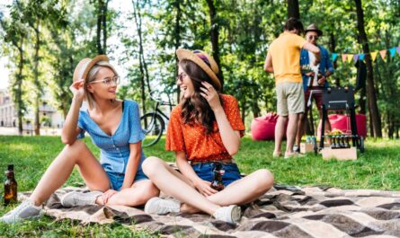 Piknik z przyjaciółmi. Jak podzielić przygotowania i spędzić popołudnie bez pośpiechu?