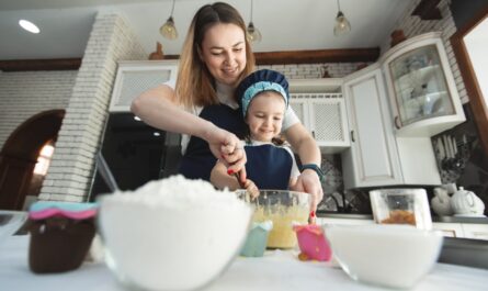 Gotowanie z dzieckiem. Jak dzielić kuchenne zadania i nie przejmować się każdą rozsypaną mąką?